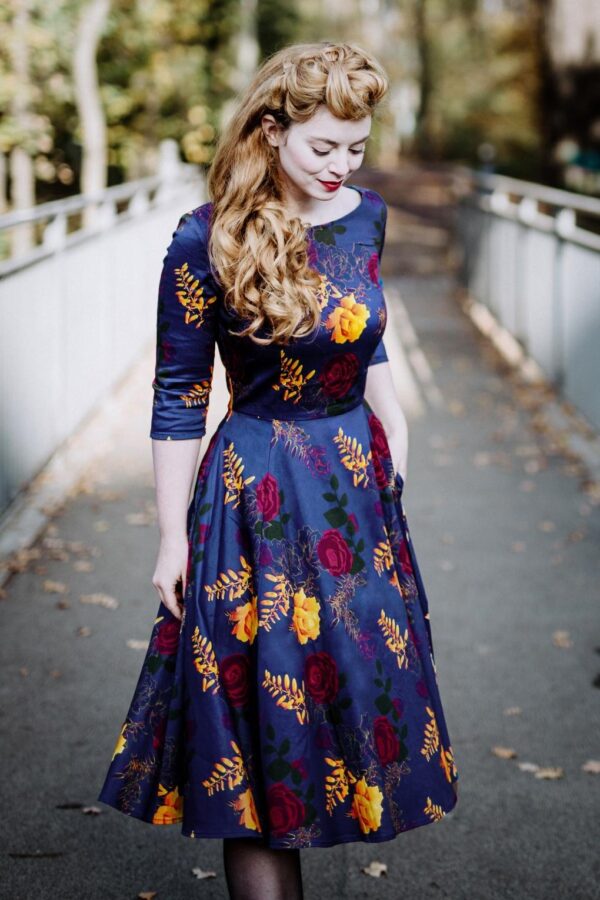 Adriana Geblümtes Langarm-Swing-Kleid in Marineblau