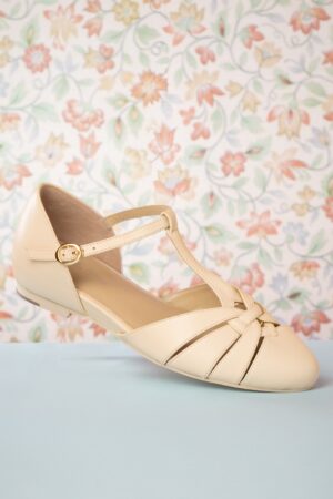 Montpellier Flache Schuhe mit T-Riemen in Creme