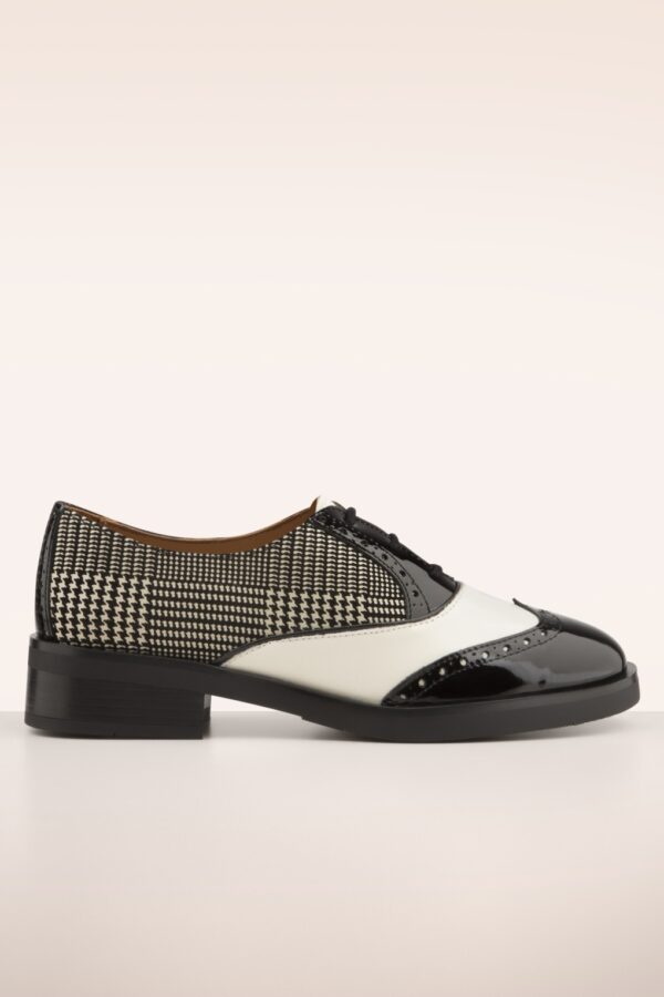 Harvard Schuhe in Schwarz und Weiß.