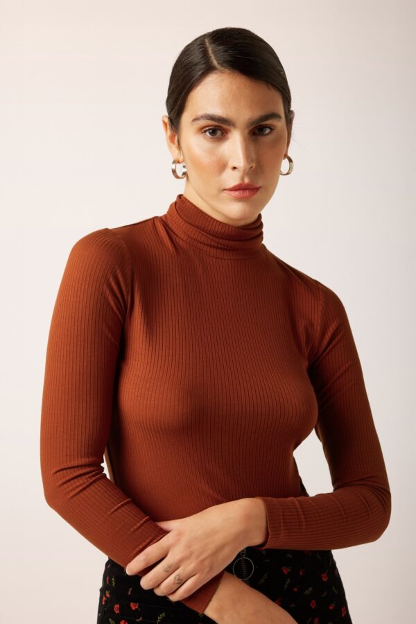 Rollkragen Uni Rippen Top in Spicy Braun.