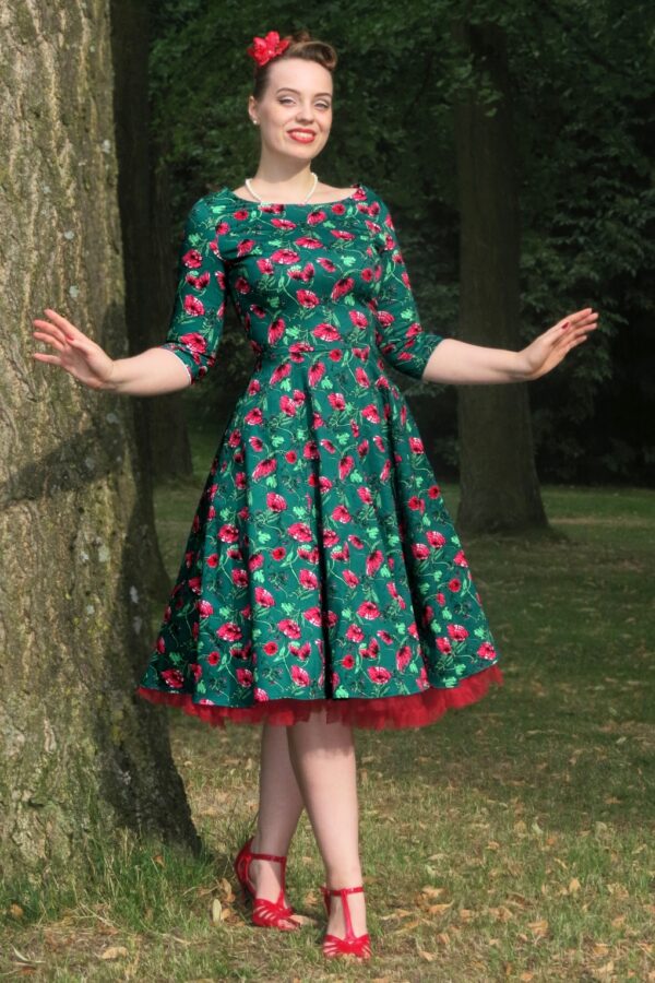 Adriana Floral Swing Kleid in Dunkelgrün.