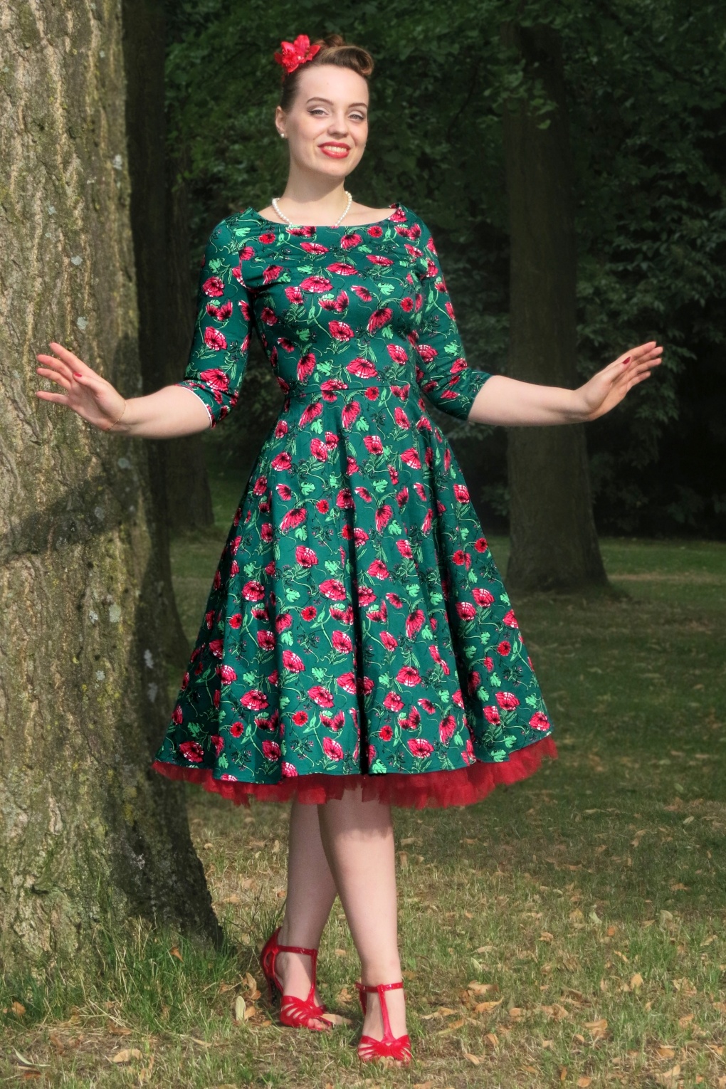 Adriana Floral Swing Kleid in Dunkelgrün.
