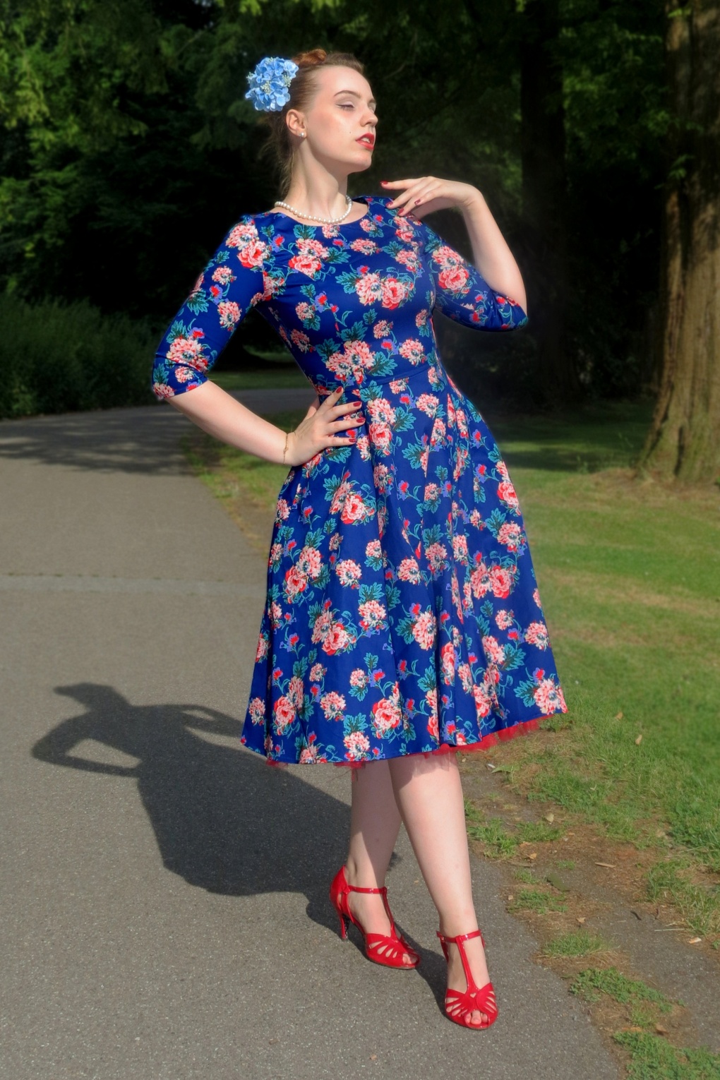 Adriana Floral Swingkleid in Blau.