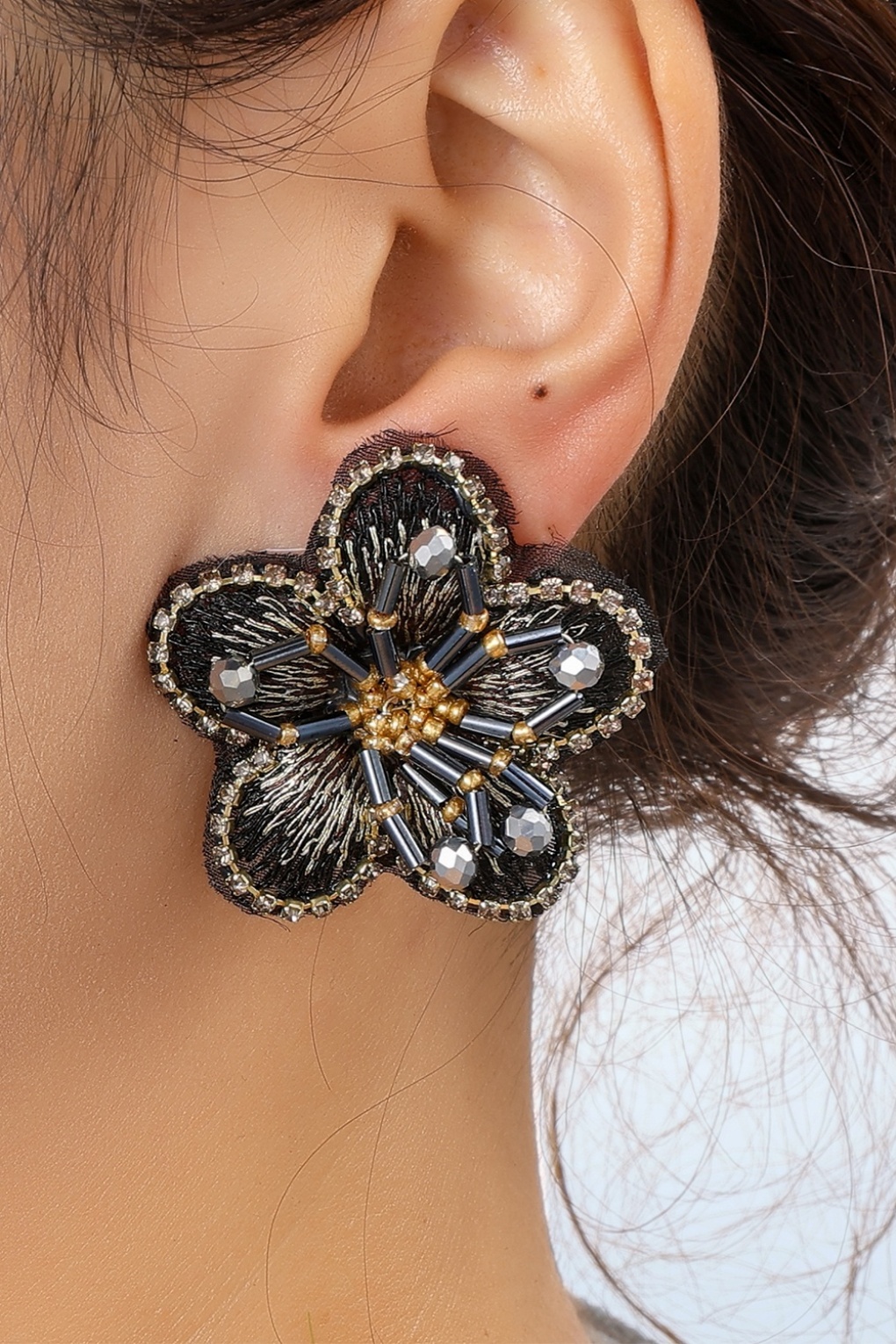 Beaded Flower Ohrstecker in Schwarz