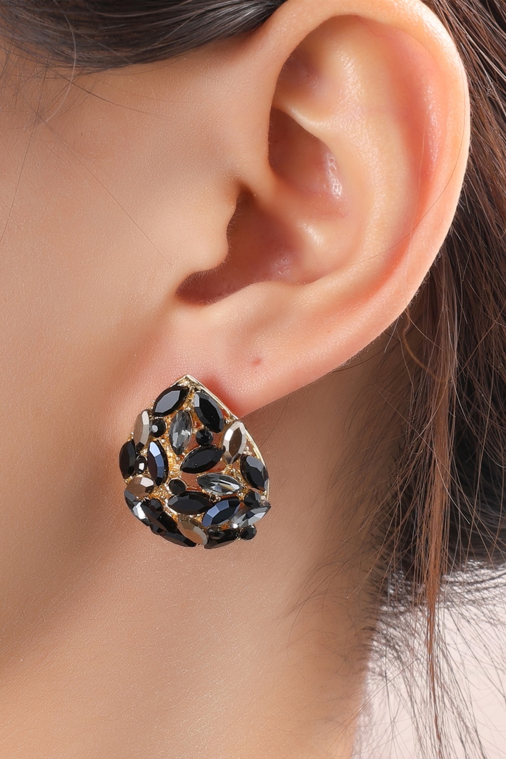 Blättrige Drop Stud Ohrringe in Gold und Schwarz