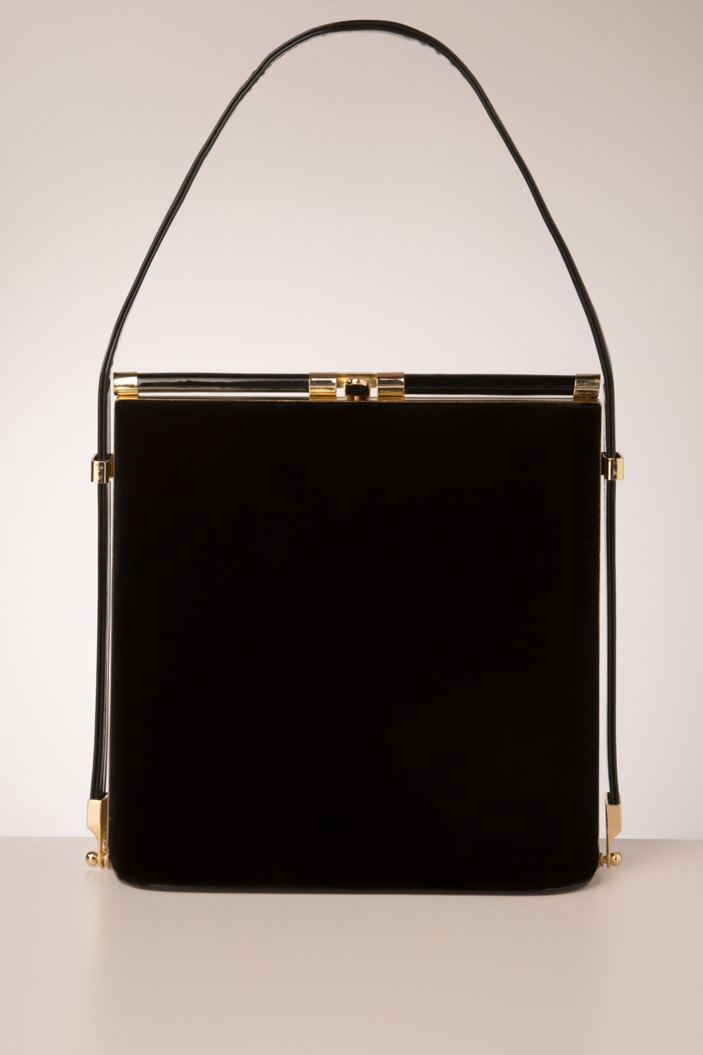 Felicia Samt Handtasche in Schwarz