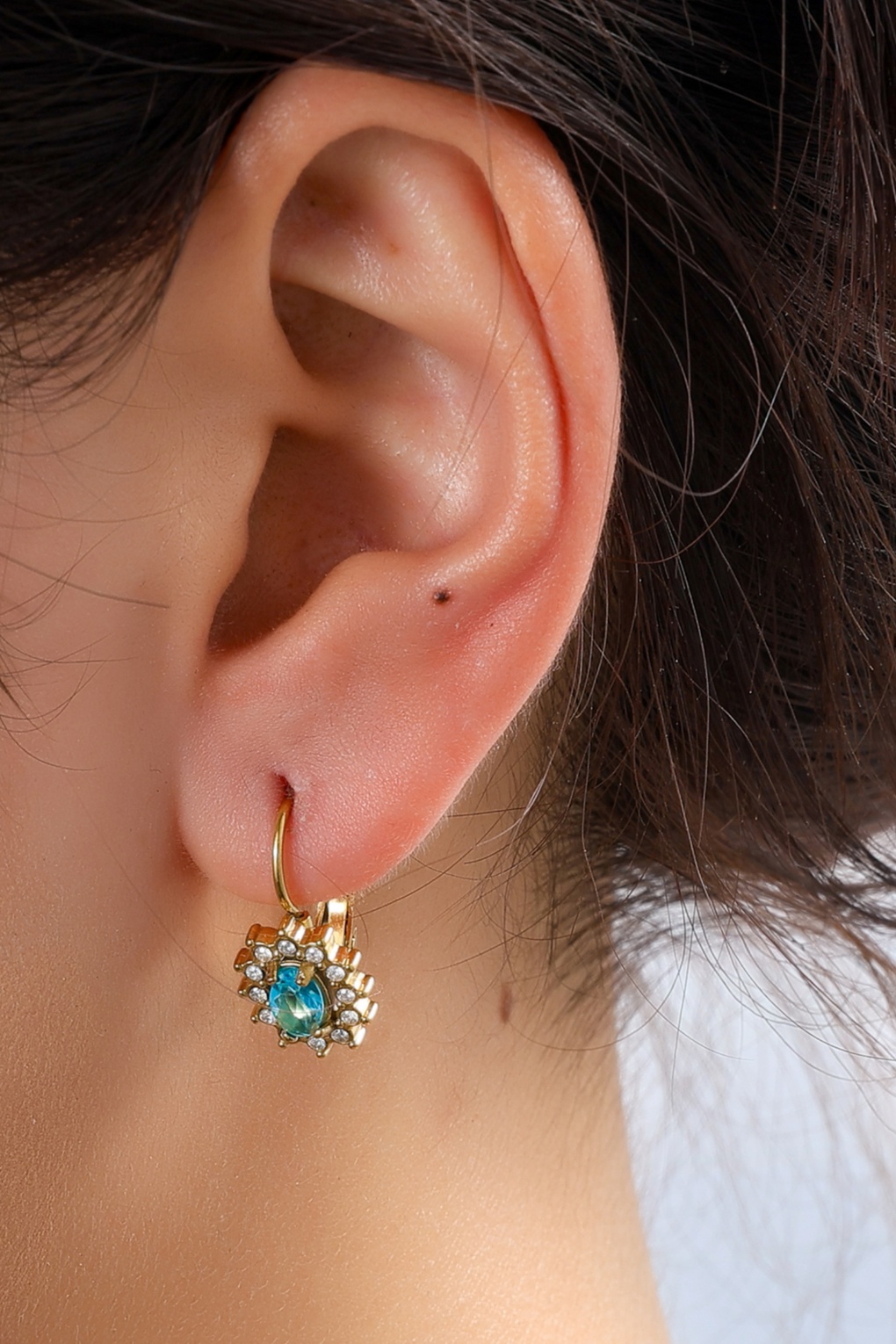 Französische Eleganz Ohrringe in Gold und Blau.