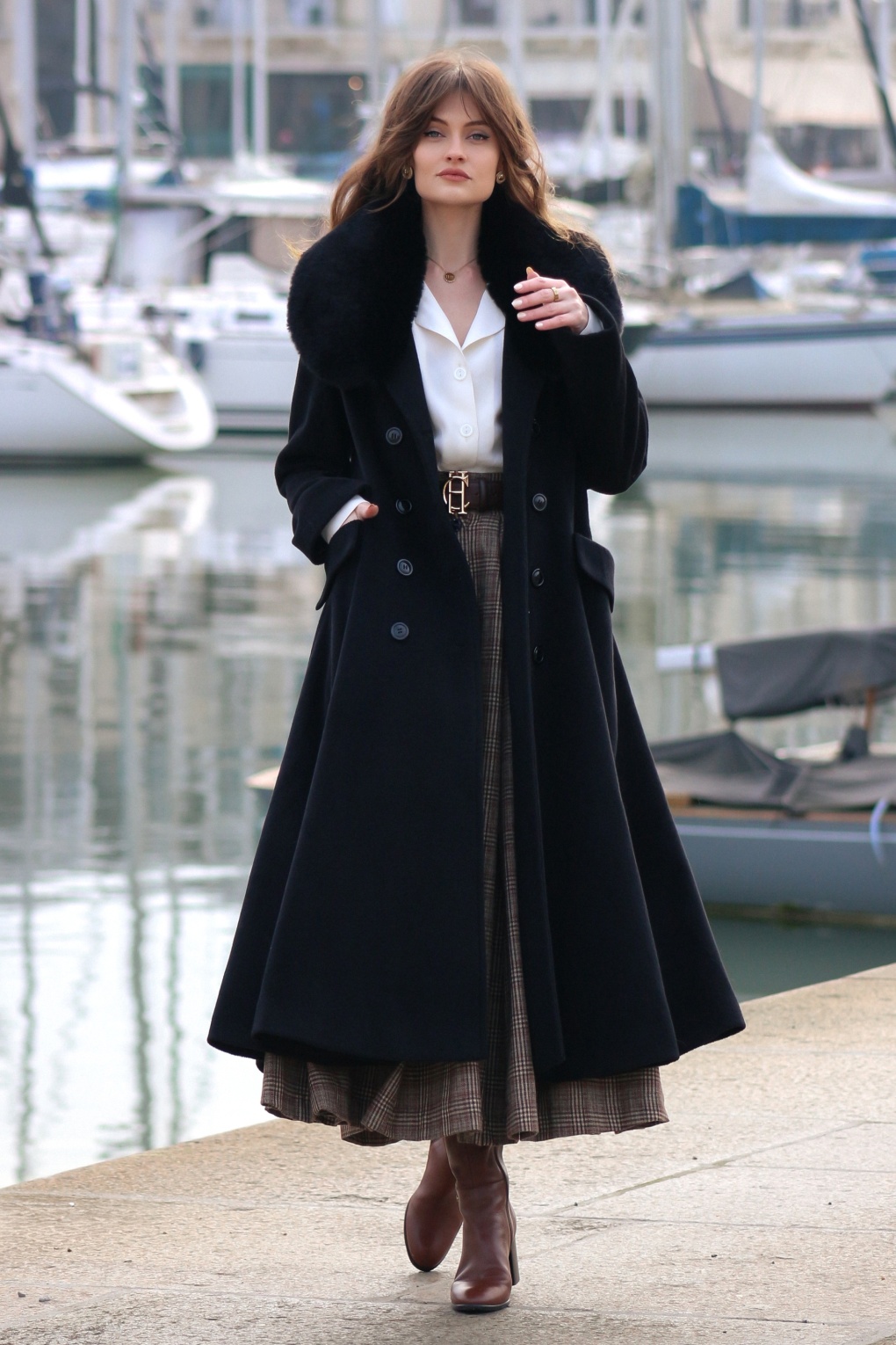 Mae Swing Mantel in Schwarz