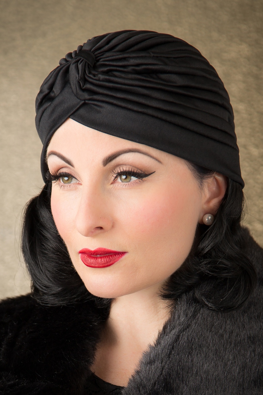 Sally Satin Turban Hut in Schwarz