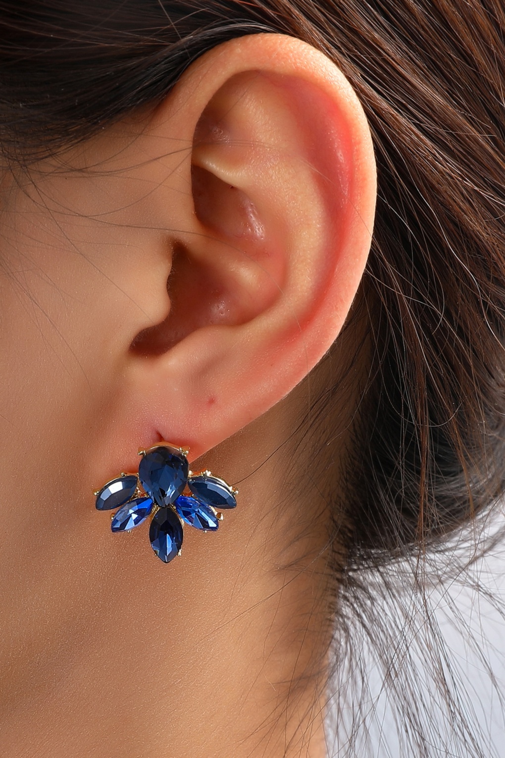 Stone Stud Flower Ohrringe in Gold und Blau