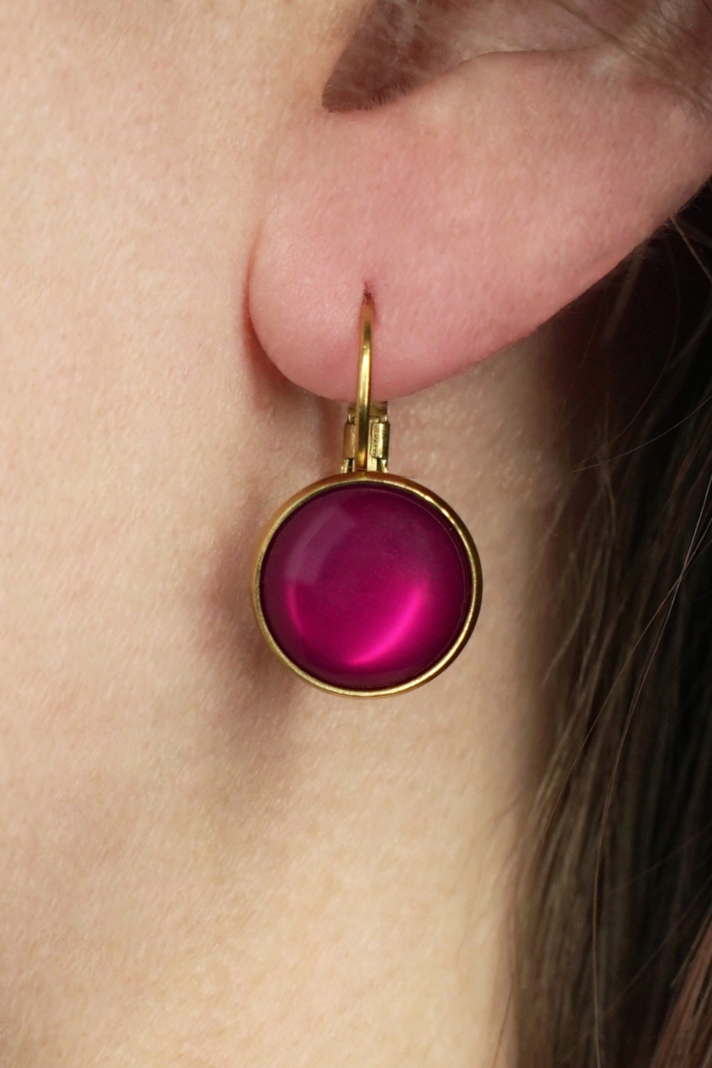 Vergoldete Dot Ohrringe in Karminrot