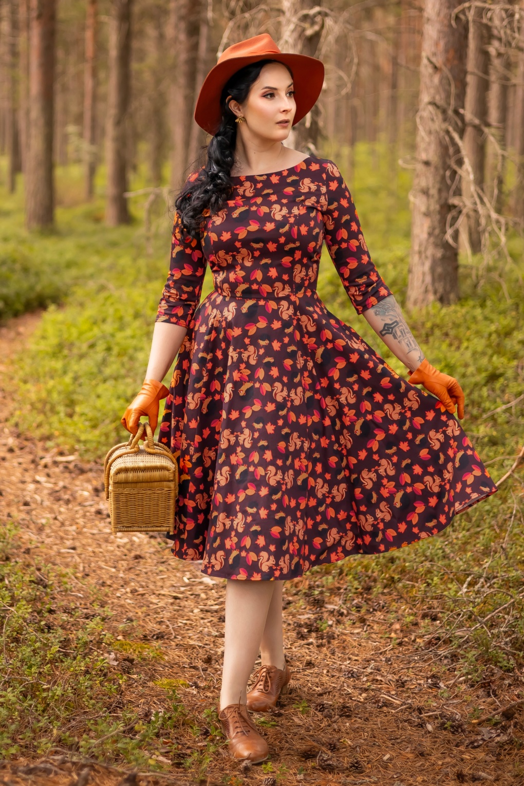 Adriana Herbst Swingkleid in Weinrot und Orange.