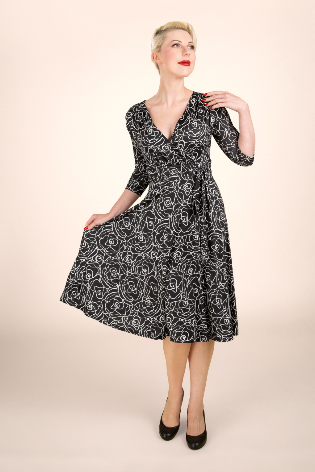 Aria Floral Swing Kleid in Schwarz und Weiß