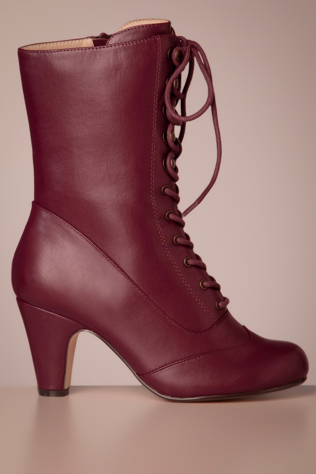 Claire Stiefel in Bordeauxrot