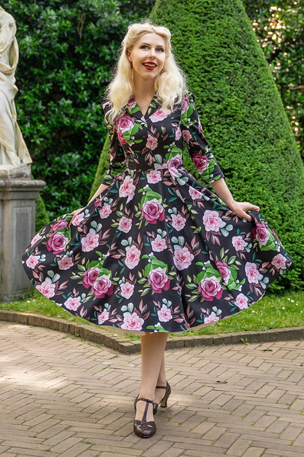 Helen Floral Swing Kleid in Schwarz und Multi