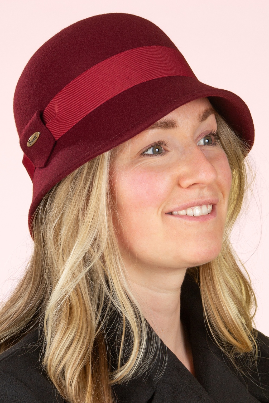 Natalie Cloche Hut in Wein.