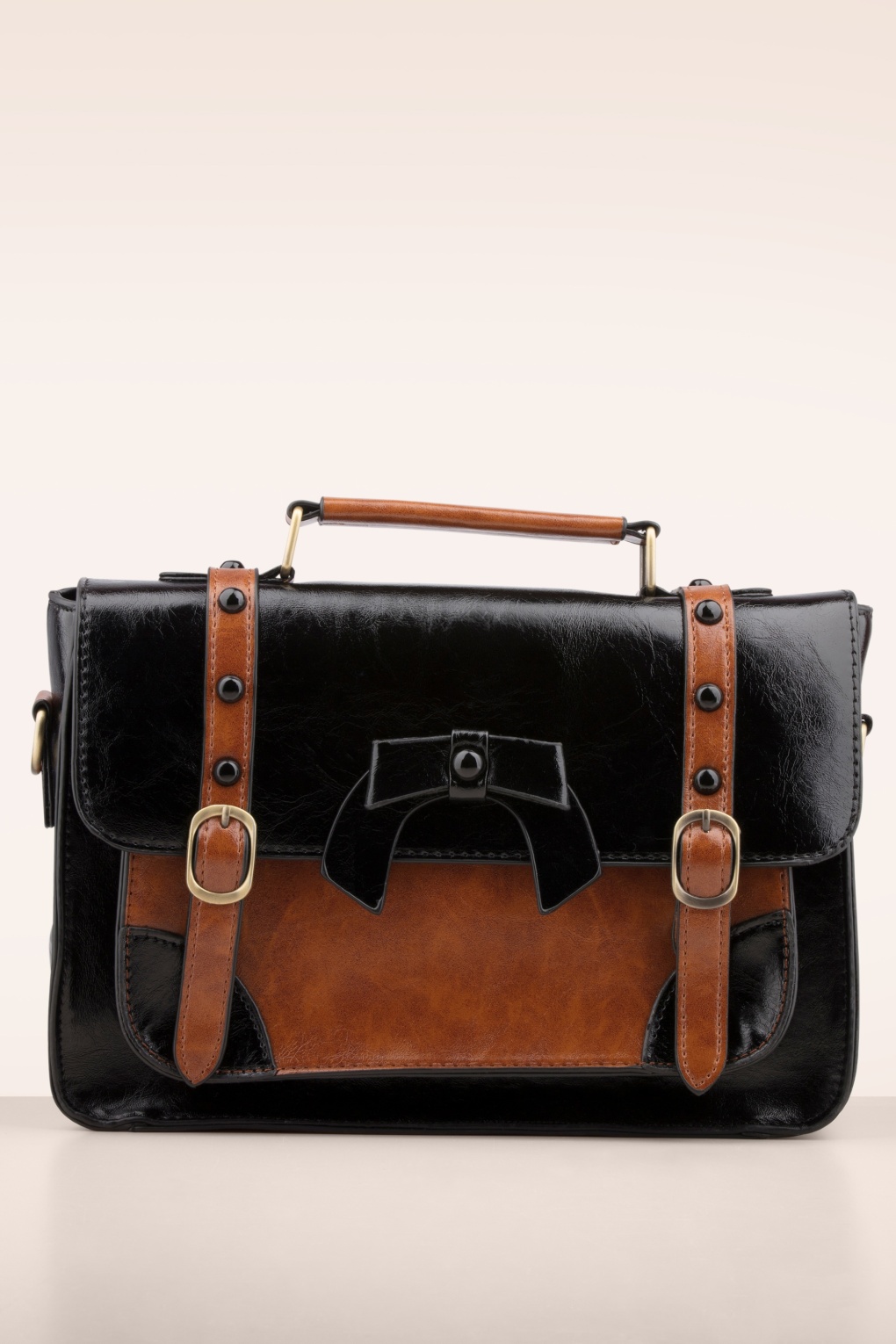 Buckled and Bowed Messenger-Bag in Schwarz