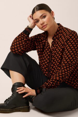 Maisie Moire Bluse in Schwarz und Orange