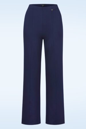 Norah Hose in Marineblau