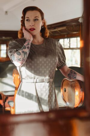 Selah Midi-Satinkleid in Champagnerbraun