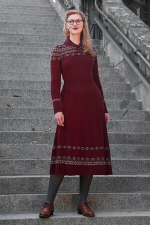 The Fair-est Isle Wollstrickkleid in Bordeauxrot