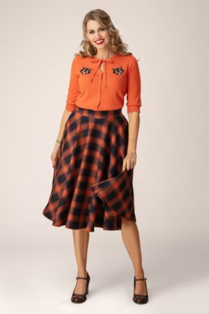 Winter Check Swing-Rock in Orange und Navy.