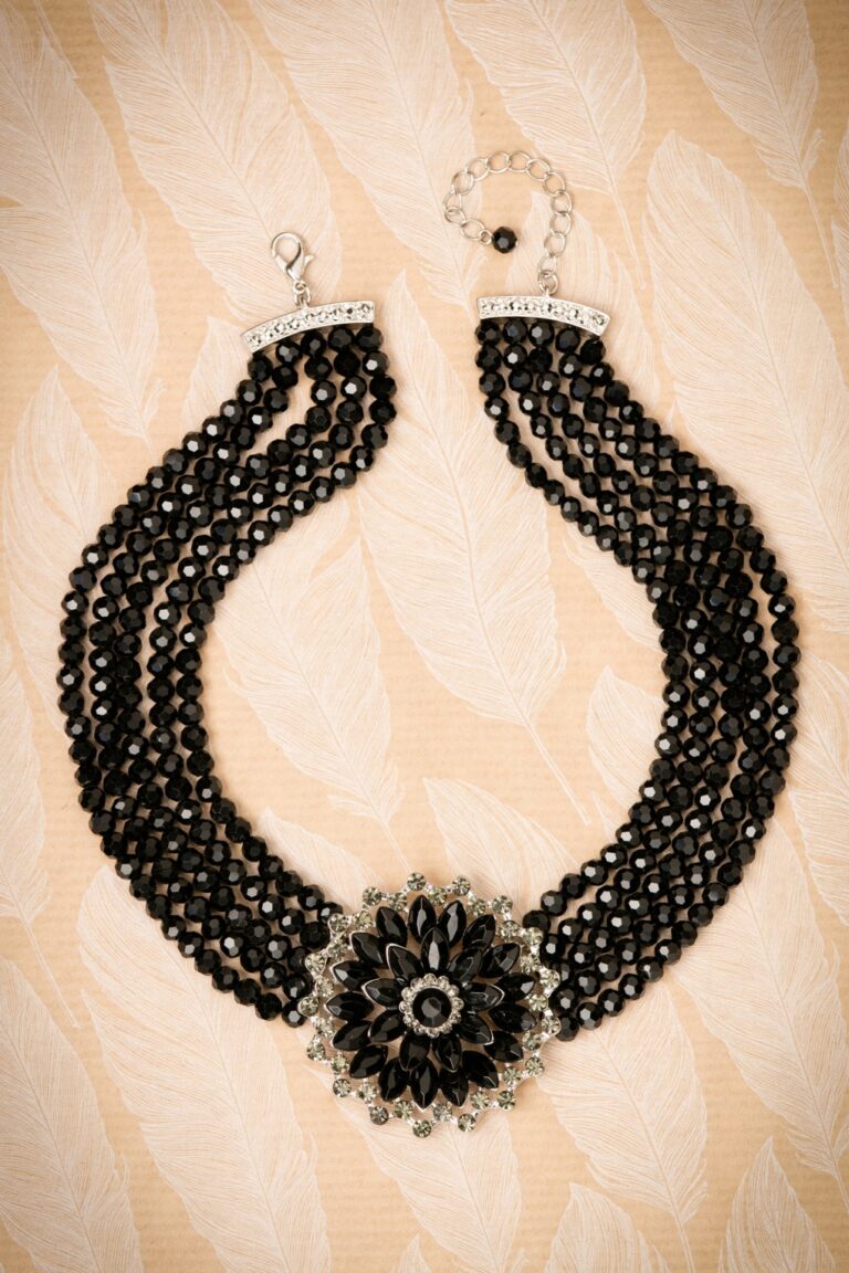 Audrey Jet Flower Halskette in Schwarz und Silber
