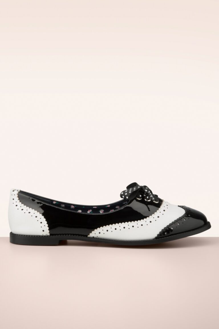 Milana Brogues in Schwarz und Weiß