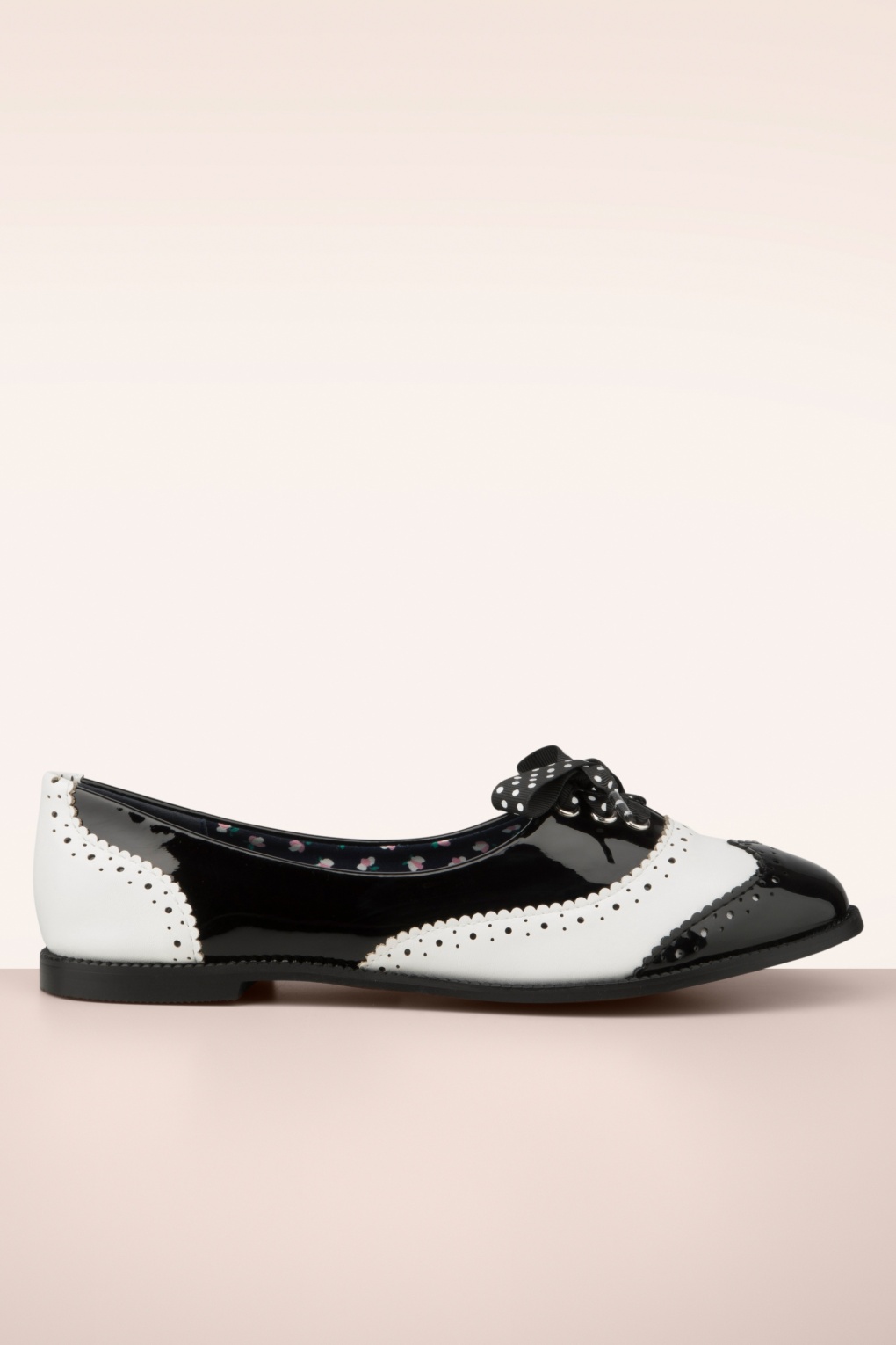 Milana Brogues in Schwarz und Weiß