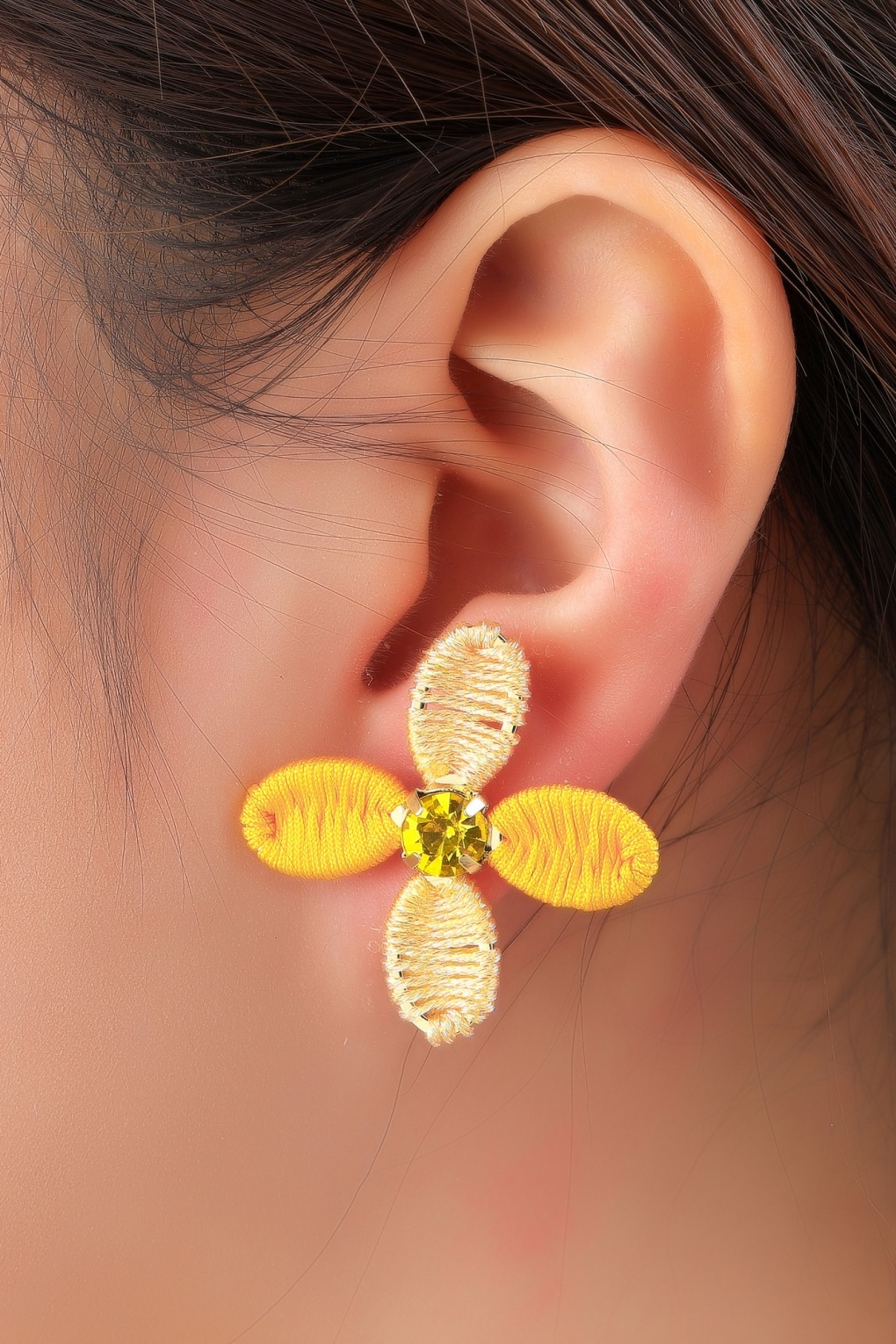 Petal Spark Ohrstecker in Gelb