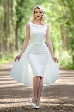 The Arabella Bridal Etuikleid in Weiß.