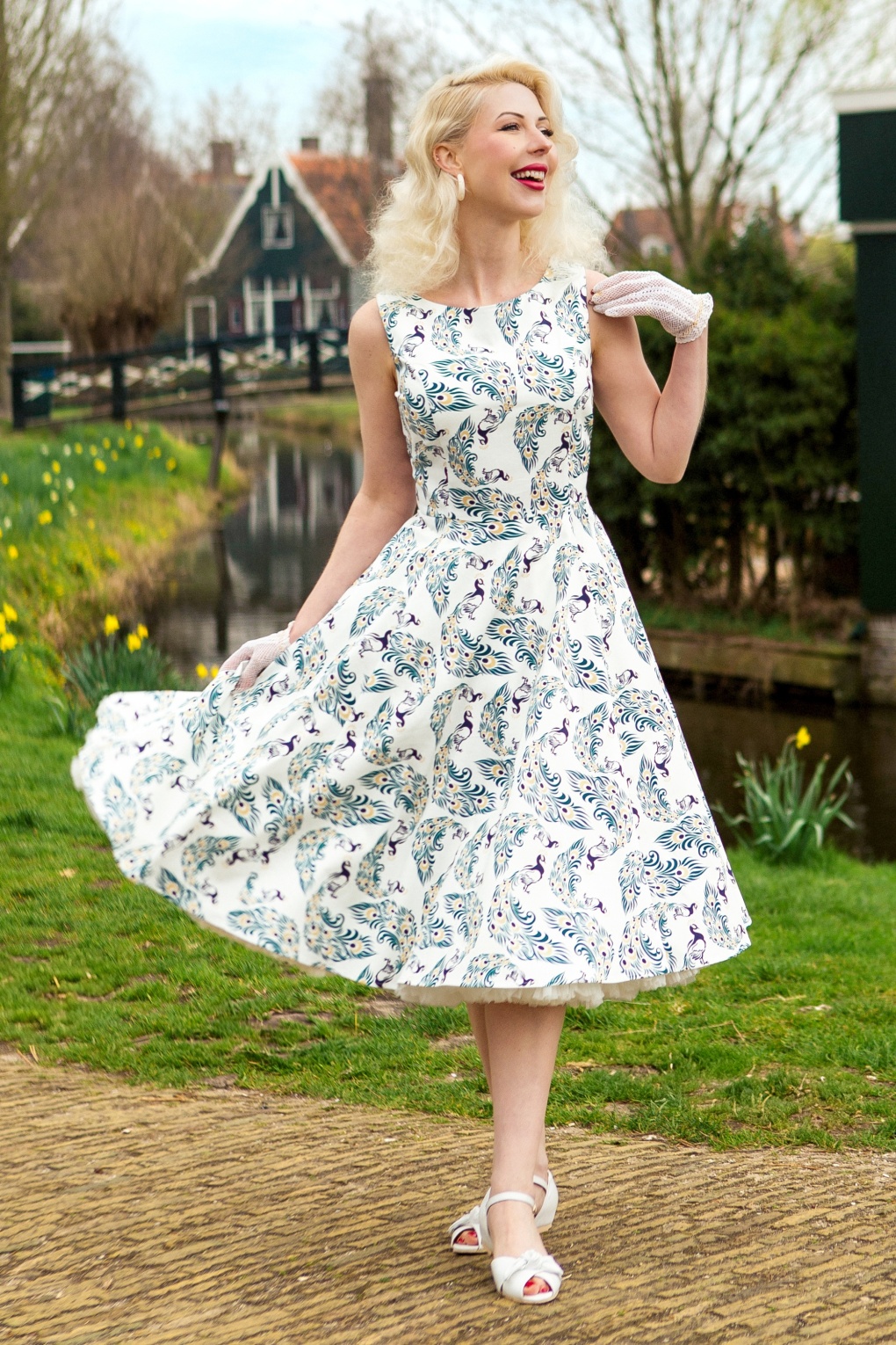 Adriana Peacock Swing Kleid in Weiß.