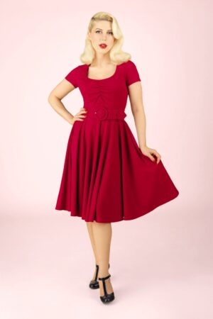 Darlene Swing Kleid in tiefem Rot.