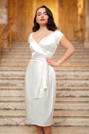 Die Moira Satin Bleistiftkleid in Off White.