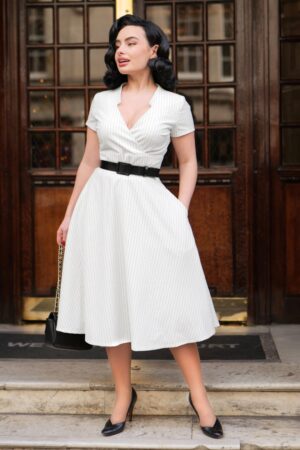 Exklusiv bei Topvintage ~ Chiara Nadelstreifen-Swingkleid in Weiß