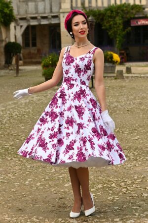 Frenchy Floral Swing Kleid in Weiß und Rosa.