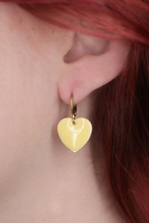 Herzohrringe in Butterblumengelb.