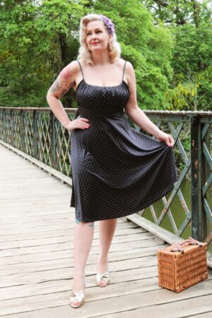 Jessie Polka Dot Swing Kleid in Schwarz