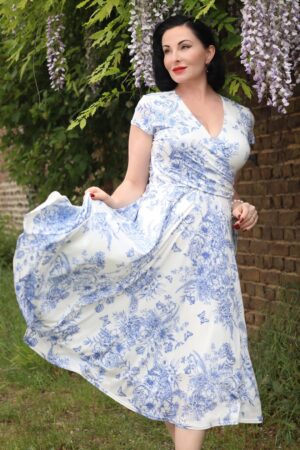 Layla Floral Swing Kleid in Weiß und Blau