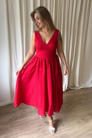 Lysandra Broderie Anglaise Midikleid in Lippenstiftrot.