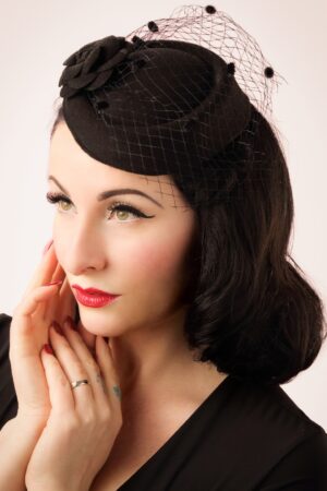 Marilyn Fascinator in Schwarz