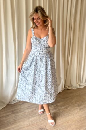 Saira Floral Kleid in Weiß und Blau