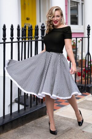 The Brigitte Gingham Swing Kleid in Schwarz und Weiß