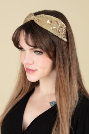 Verziertes Herz Samt Haarband in hellem Salbeigrün.