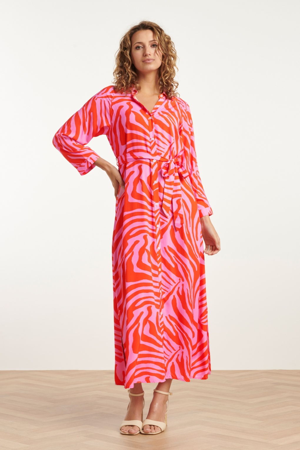 Zoe Maxi Blusenkleid in Rosa und Orange.