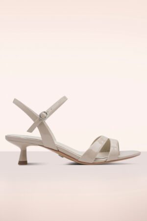 Tessa Kitten Heels Lack-Sandalen in Beige