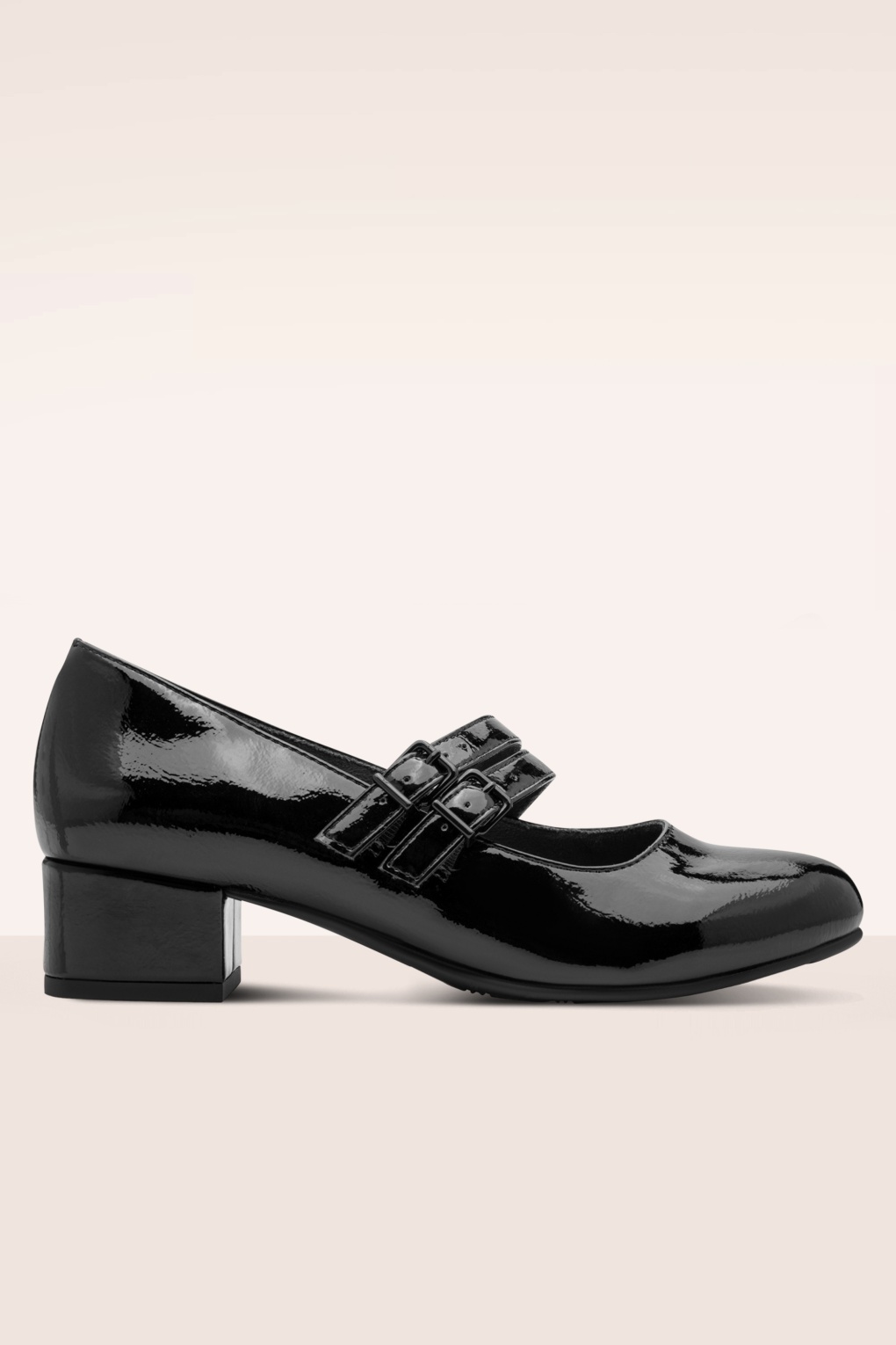 Delphine Softline Vegan Patent Pumps in Schwarz.