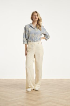 Lina Broderie Anglaise Bluse in Hellblau und Wollweiß