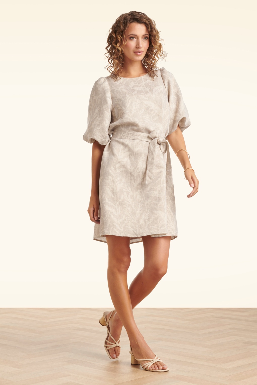 Sunlit Glow Kleid in Sand und Gold