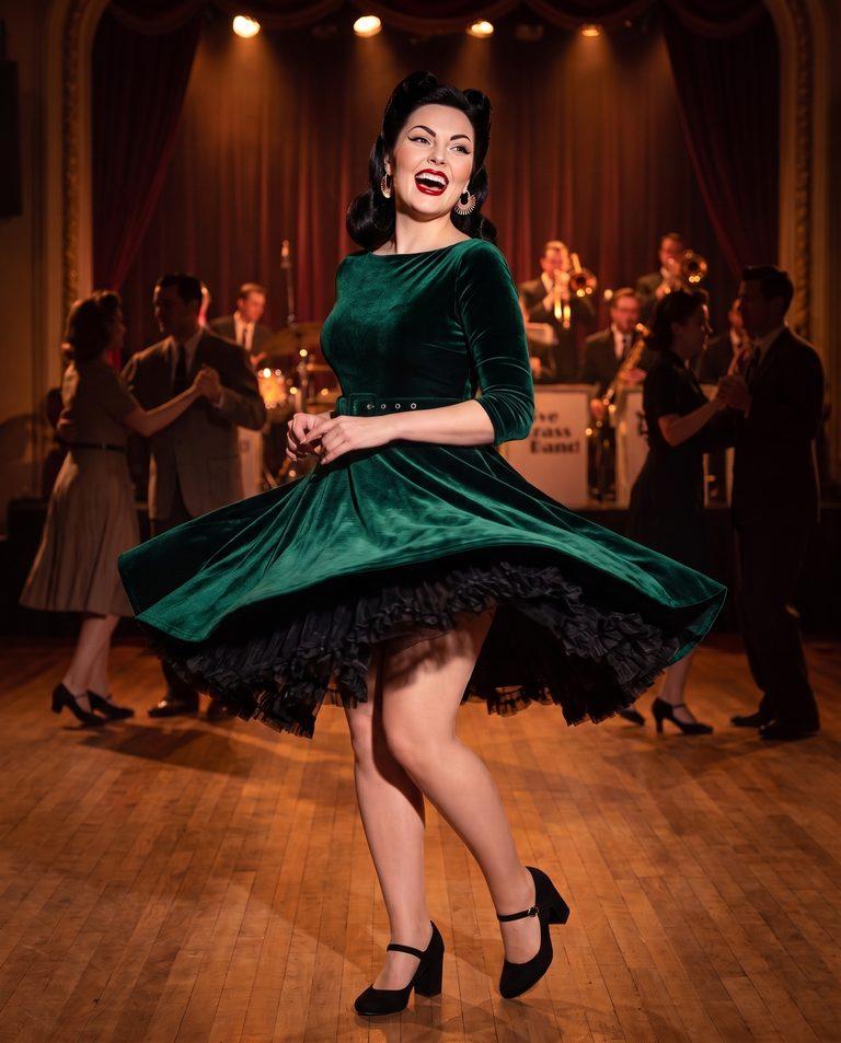 Grand Hotel Glamour: Channeling 1950s Poise in Rich Burgundy & Sophisticated Noir